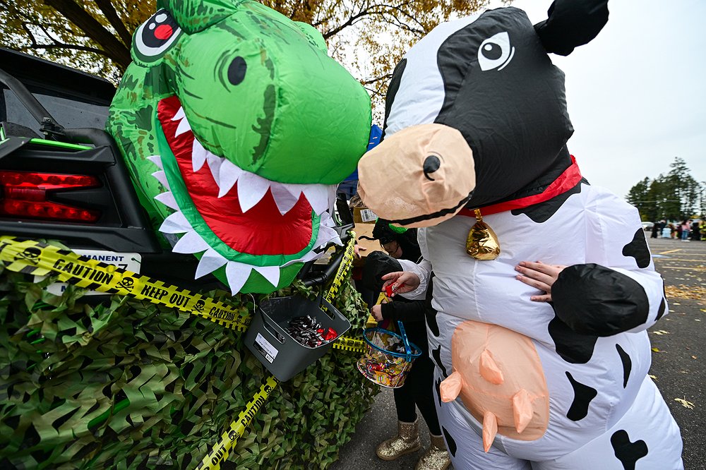 1026_LOC_DIL_Evergreen_trunk_or_treat-11