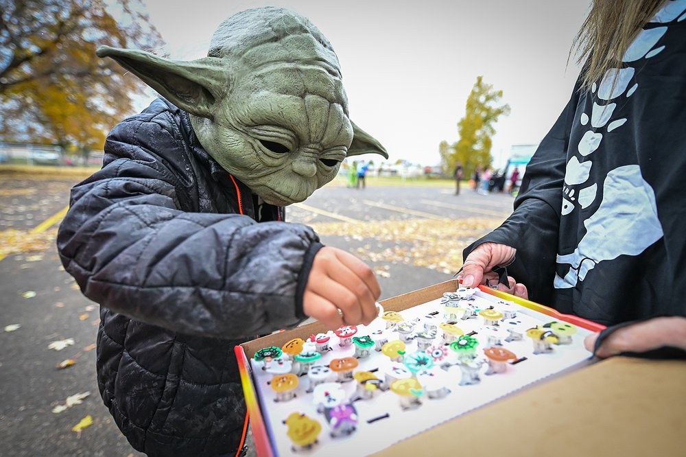 1026_LOC_DIL_Evergreen_trunk_or_treat-4.