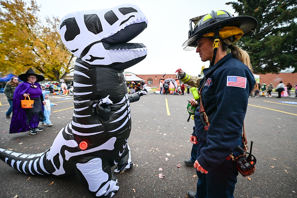1026_LOC_DIL_Evergreen_trunk_or_treat-5.