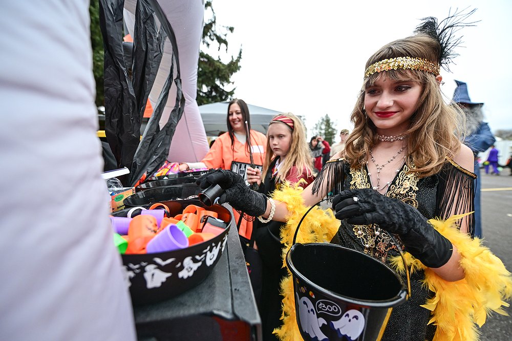 1026_LOC_DIL_Evergreen_trunk_or_treat-6.