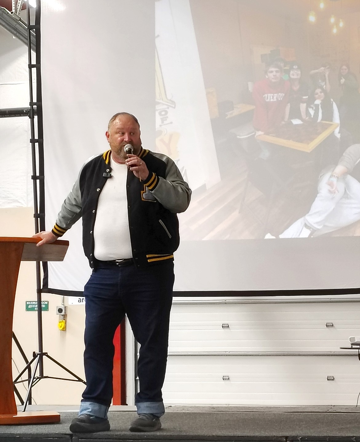 Auctioneer Chuck Yarbro Jr. leads the live auction for Youth Dynamics Oct. 18.