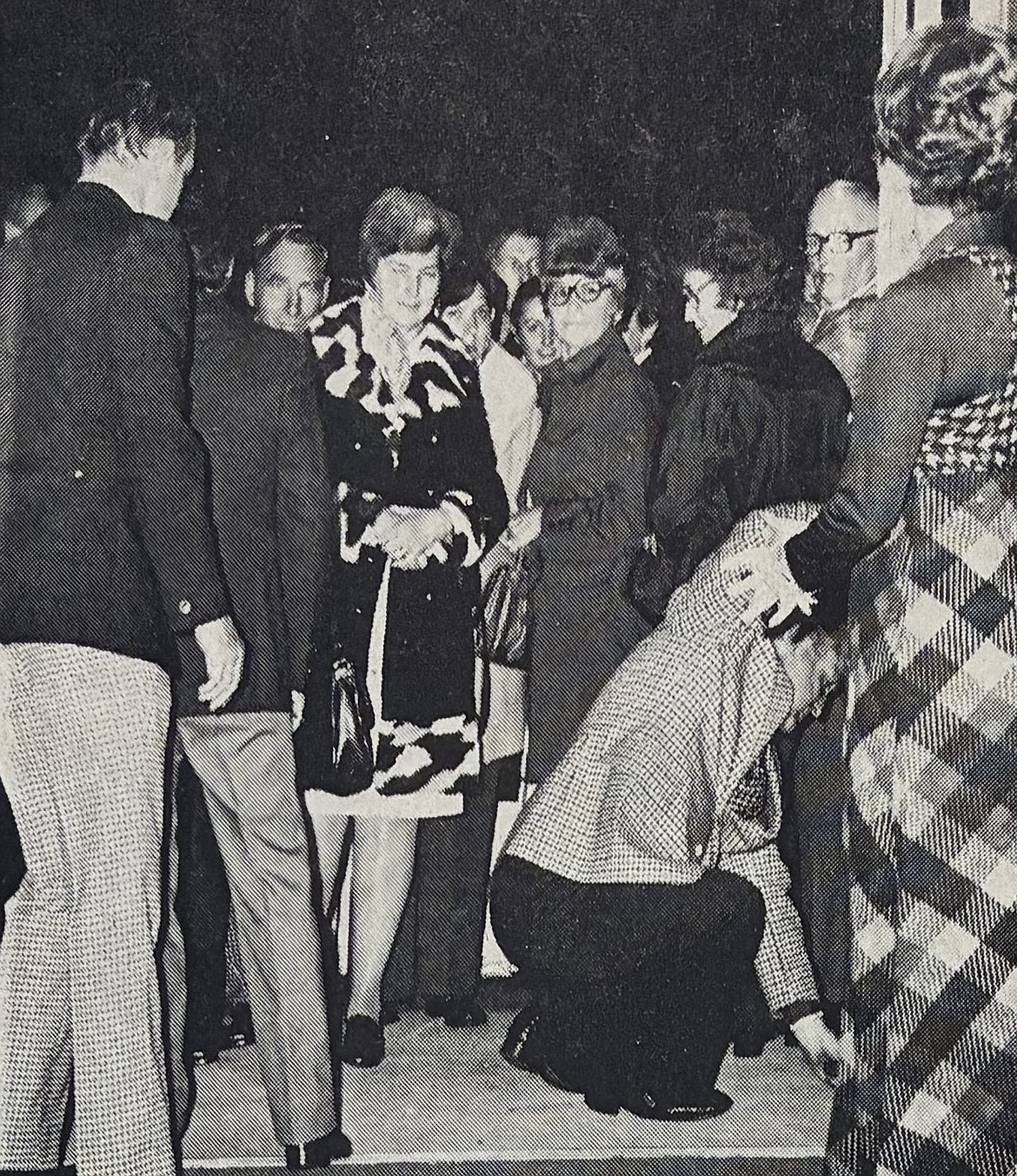 A crowd awaits as manager John Sanchez opens Sambo’s restaurant for a special preview at 817 Sherman Ave. in 1975.
