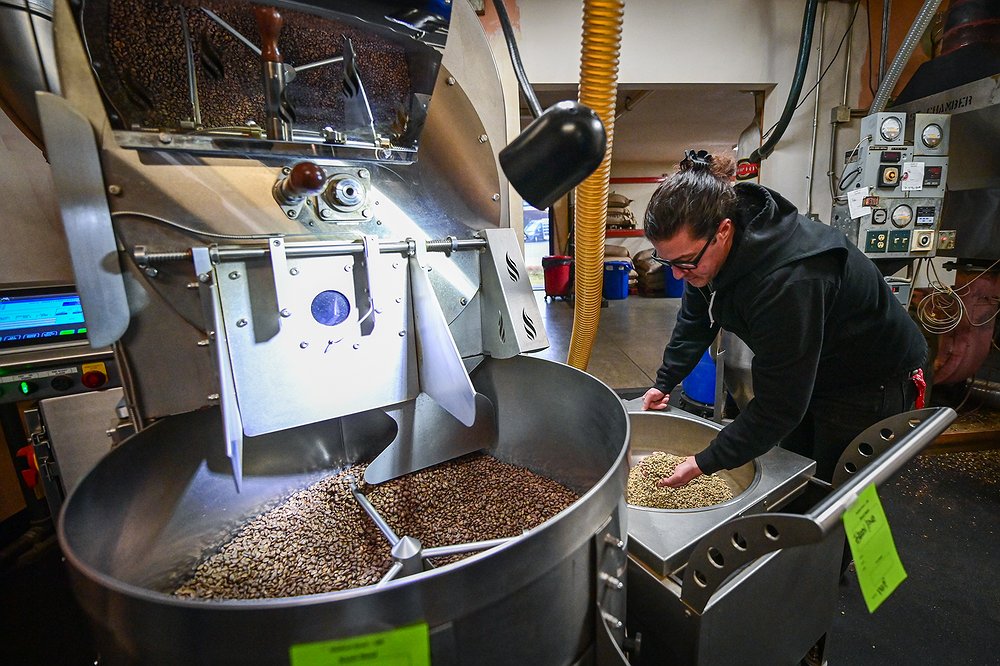 1116_LOC_DIL_coffee_roasting_at_coffee_t