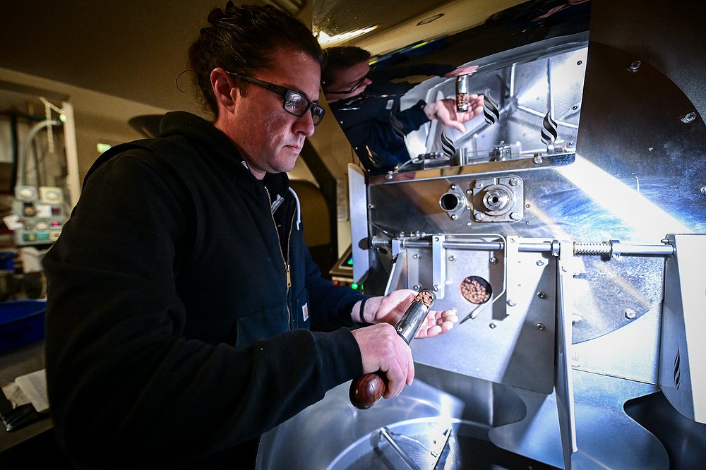 1116_LOC_DIL_coffee_roasting_at_coffee_t