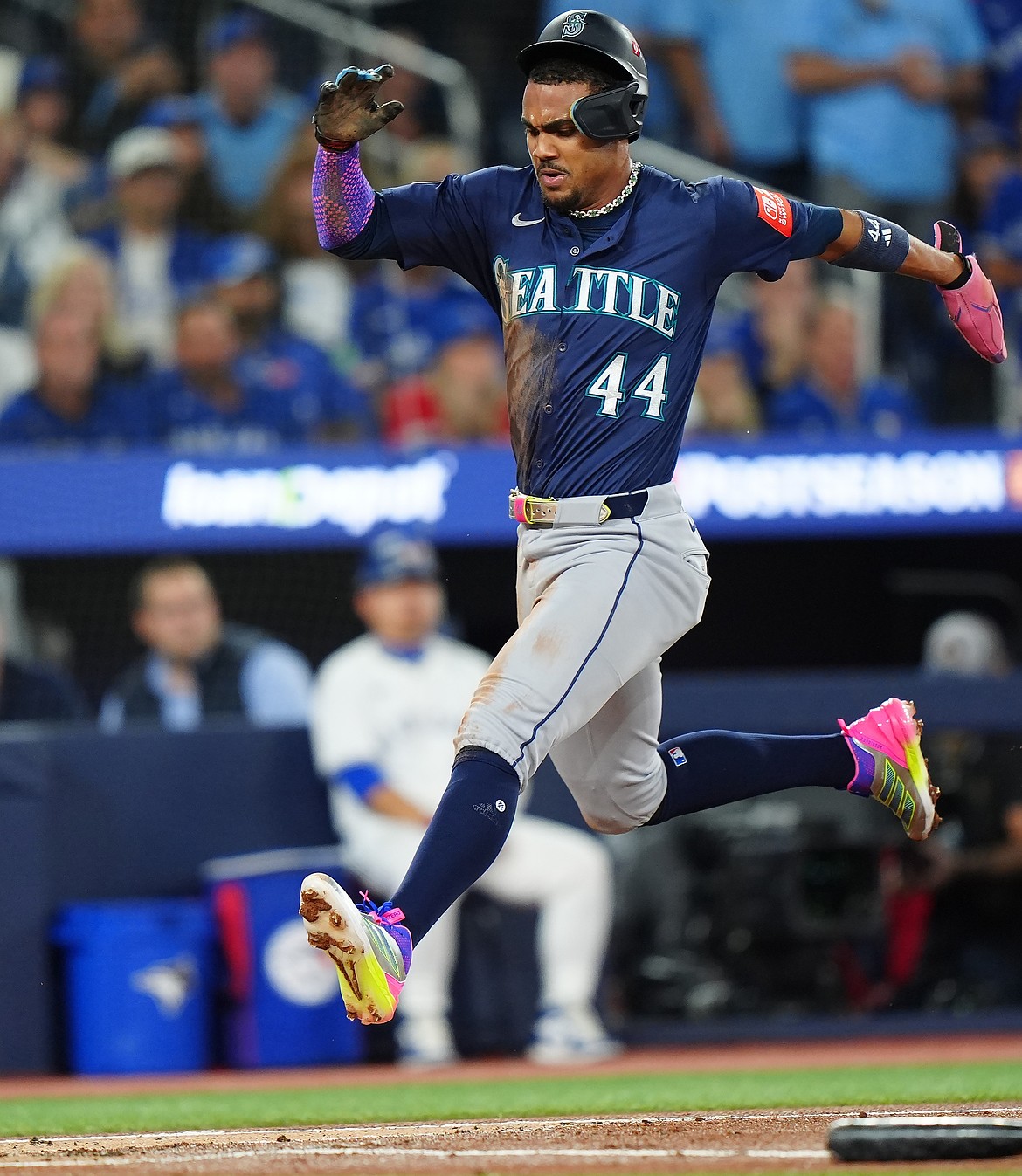 The Seattle Mariners' Julio Rodríguez scores on an RBI single by teammate Josh Naylor against the Toronto Blue Jays during the first inning in Game 7 of baseball's American League Championship Series in Toronto, Monday, Oct. 20, 2025.
