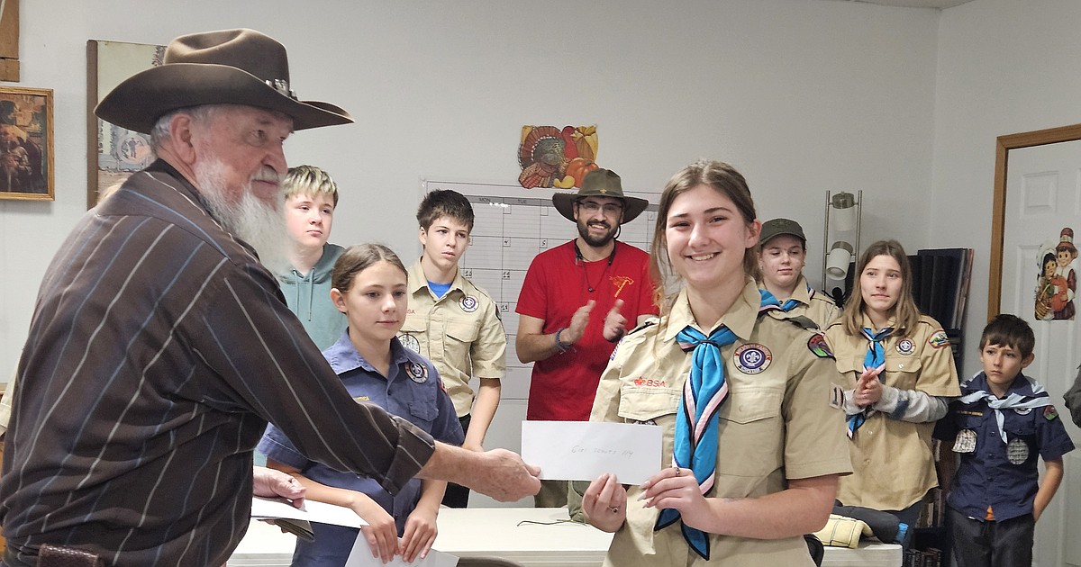 Bonners Ferry Eagles 辅助队向青年团体捐款 | Bonners Ferry Eagles Auxiliary donates to youth groups