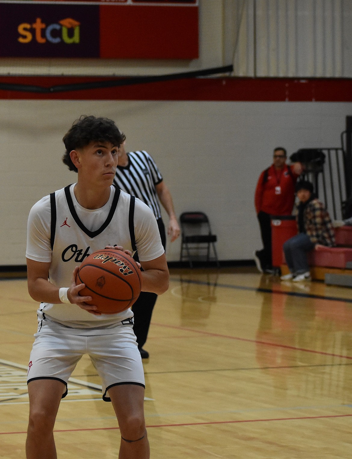 Othello junior Gavin Simmons gets ready to make a free throw during Thursday’s matchup.