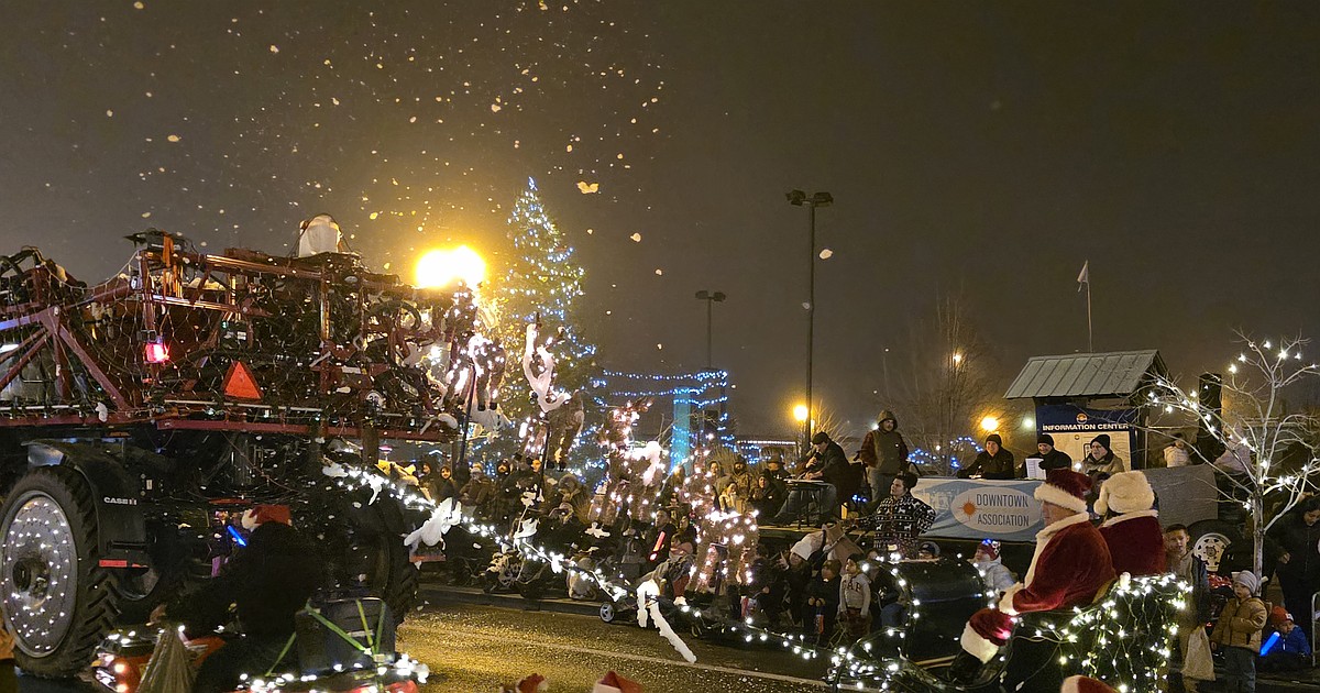 Moses Lake Ag Parade fills downtown with lights and cheer