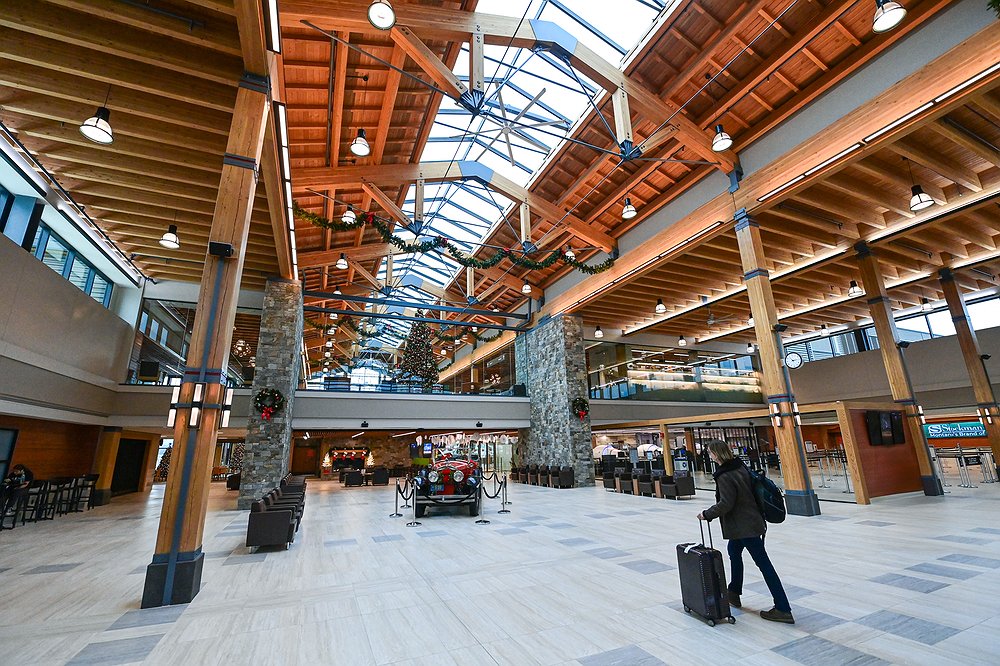 1231_LOC_DIL_end_of_year_tourism_airport