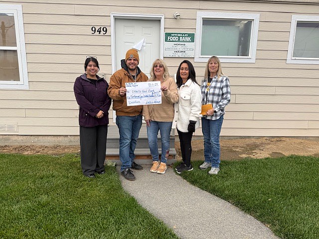 From left: Angie Vasquez and Jose Garza of the Othello Food Bank accept a donation of more than $2,400 from Xi Beta Xi Vice President Debbie Pegram, Extension Officer Sheila Simmons and Treasurer Linda Brady.