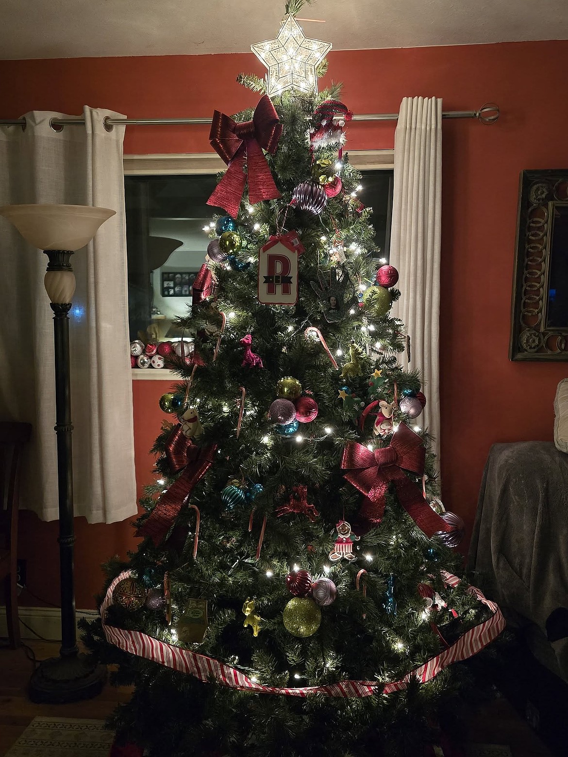 Jessica Reardon submitted this bow-bedecked and beautiful Christmas tree for our gallery. Decorated with a star topper, an adorable gingerbread men and an R ornament for the family name, it certainly celebrates the holiday.
