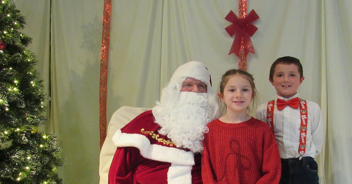 Idaho Hill students spread Christmas cheer