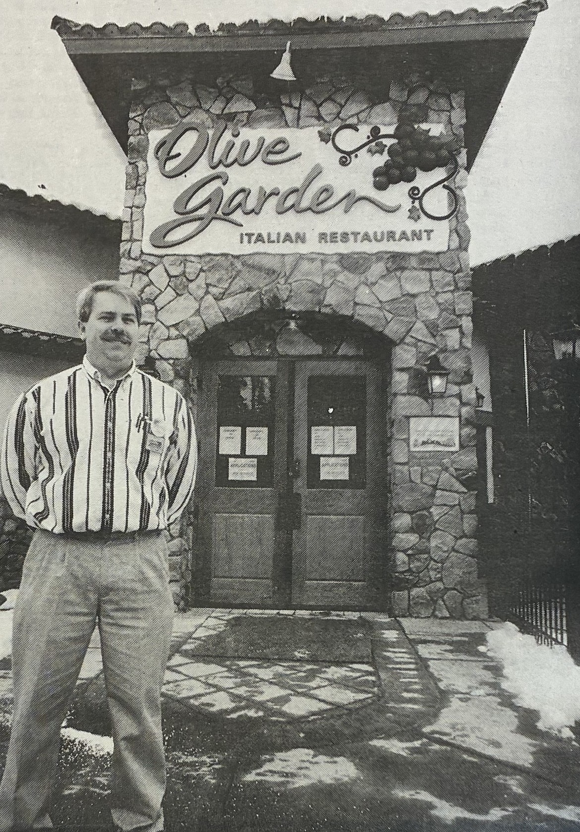 Manager Tim Shay prepares to open the Olive Garden in 2001.