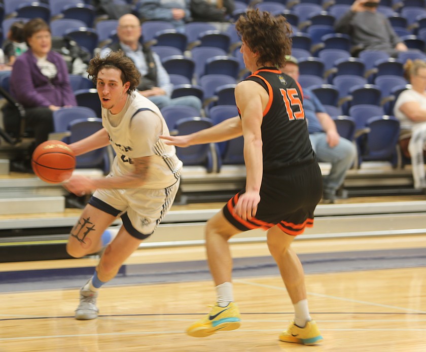 The Vikings’ Miguel Taylor (22) drives to the basket. The Big Bend Community College Vikings were defeated 77-88 at home by Treasure Valley Community College Saturday.