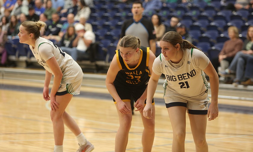 Saydee Pebley (21) readies to block out against Walla Walla Community College. The Big Bend Community College Lady Vikings defeated WWCC to take sole possession of first place in the Eastern Region of the Northwest Athletic Conference.