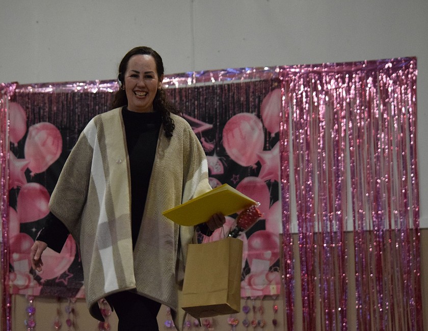 Walquiria Medina of Quincy graduates from the Leadership Institute of North Central Washington Wednesday night. Her community project “¿Hablamos de dinero?” aims to provide financial literary workshops for mothers.