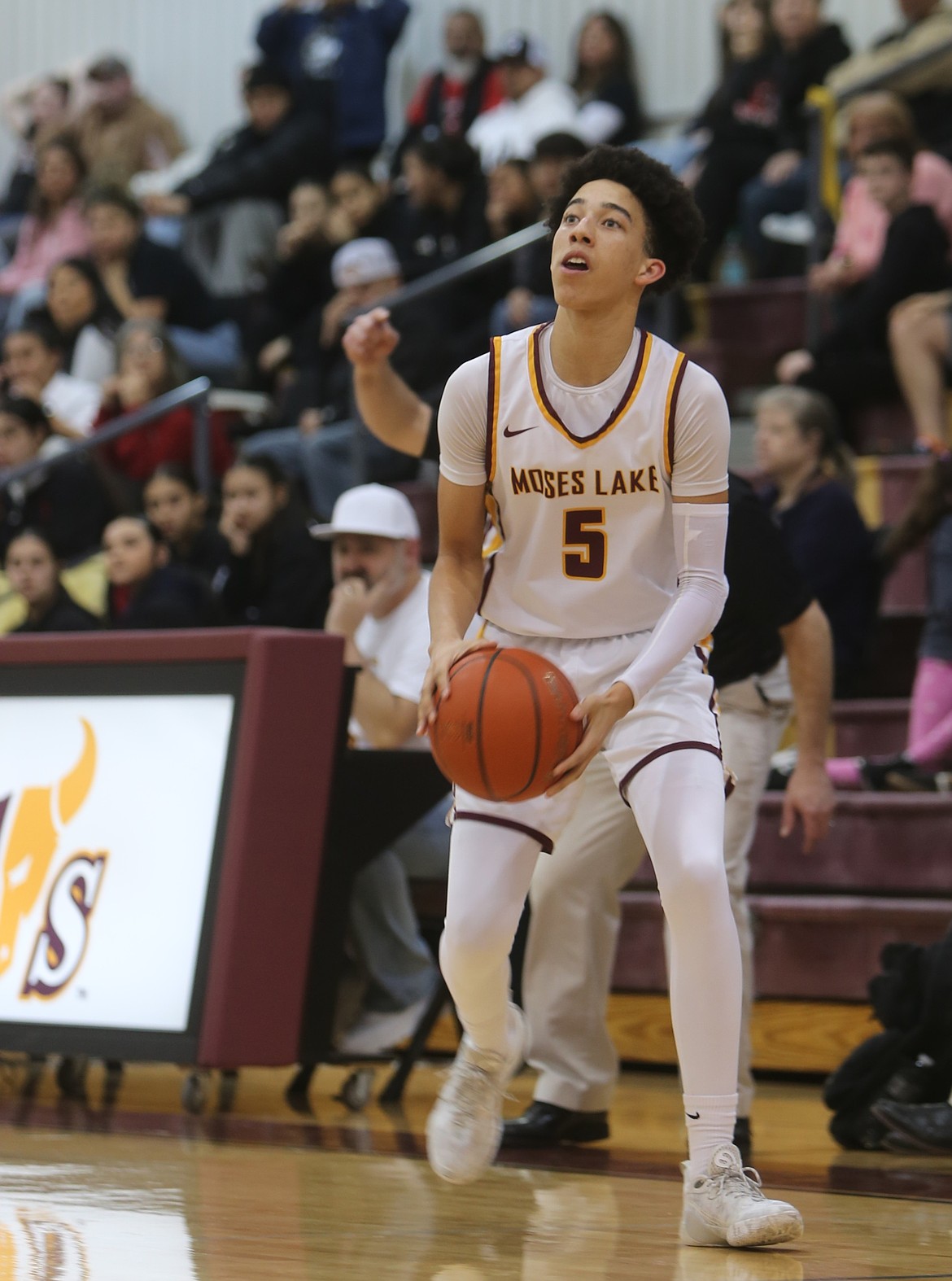 The Mavs’ Tyce Miller (5) eyes the rim as he pulls up to shoot the ball against Sunnyside Friday.
