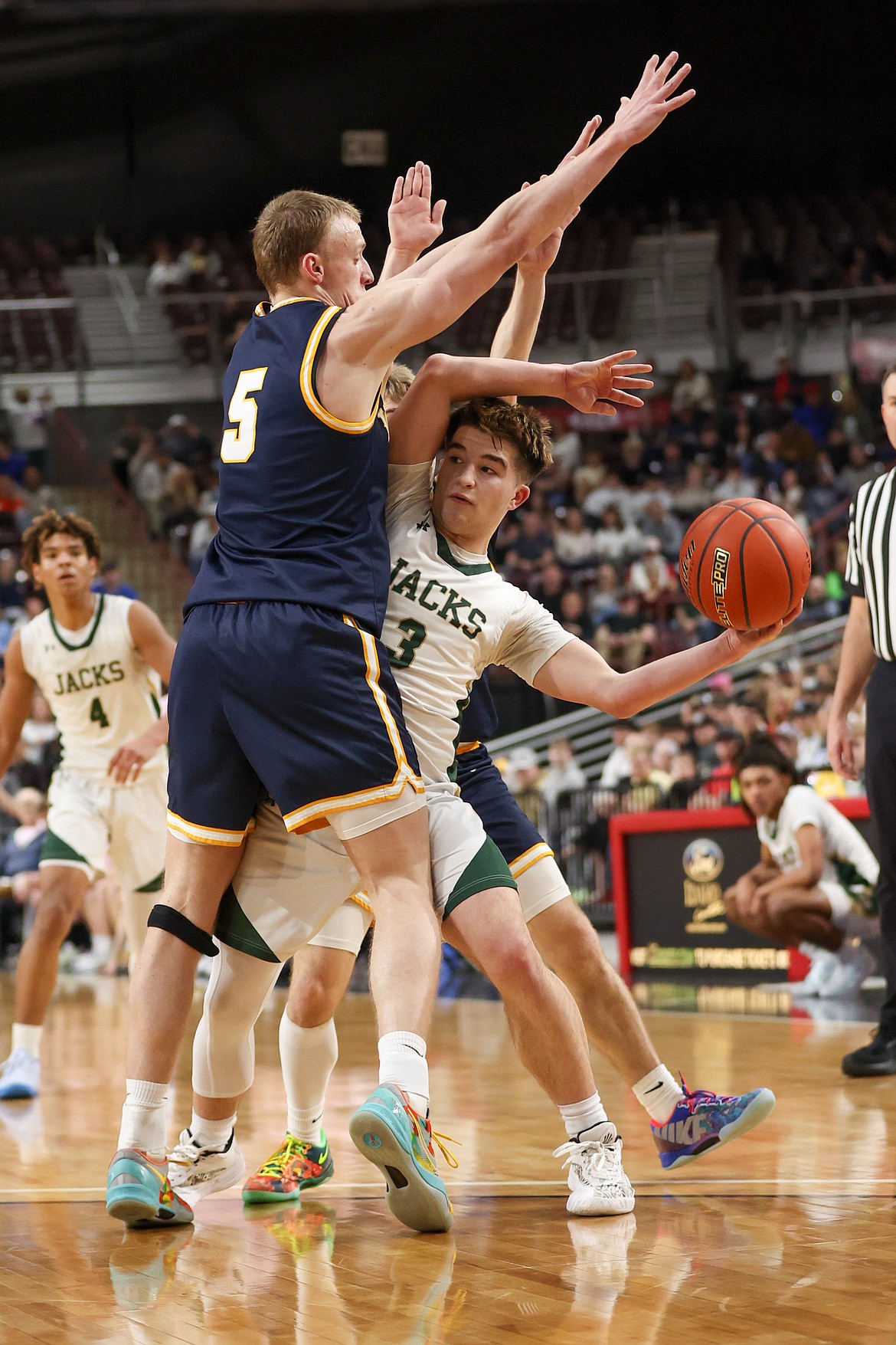 JASON DUCHOW PHOTOGRAPHY
St. Maries senior Jack Barta (3) passes out of a double-team by Wendell in the state 3A championship game Saturday at the Ford Idaho Center in Nampa.