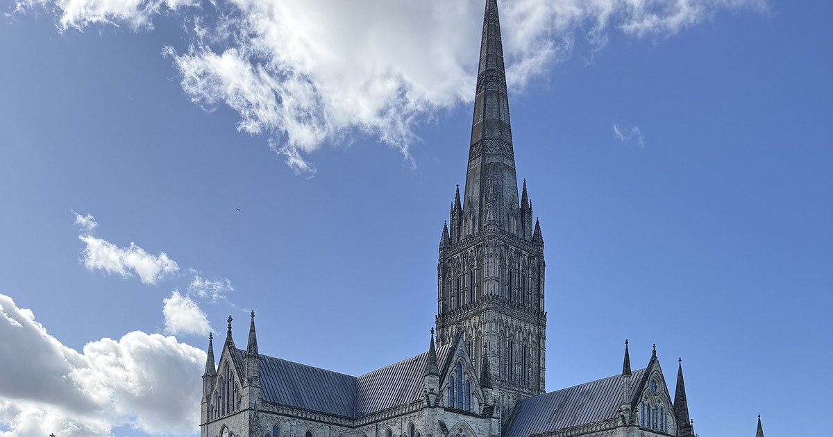 Superior students send postcards from the British Isles