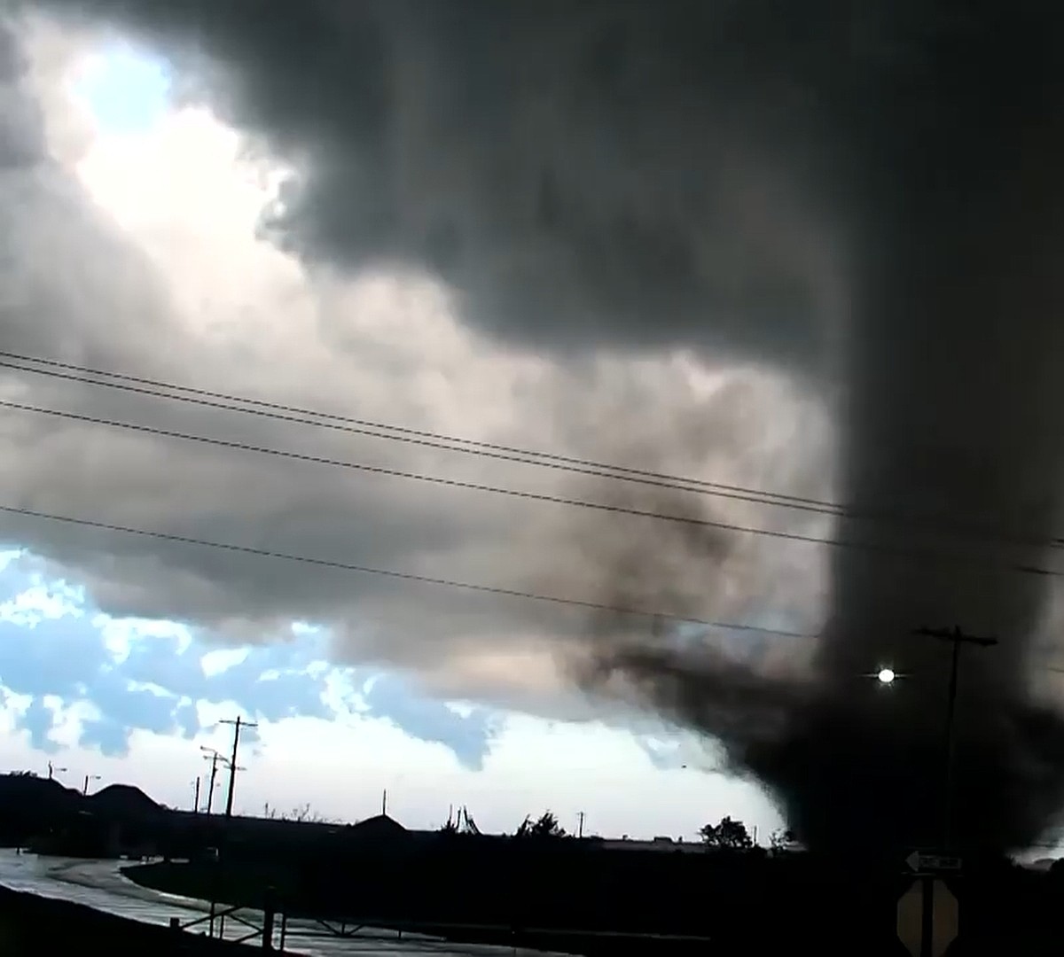 A violent tornado tears through Oklahoma town, damaging 40 homes but ...