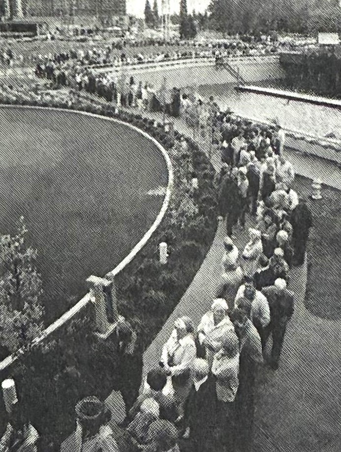 On May 4, 1986, thousands of curious people wait in the rain for hours to view the overhauled North Shore Resort.