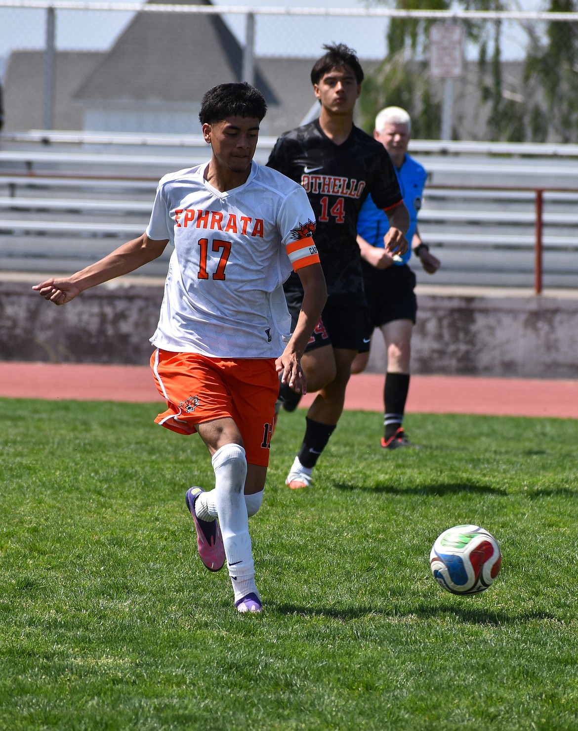 Junior Chavez from the Tigers rushes down the field during Saturday’s district playoff game against the Huskies.