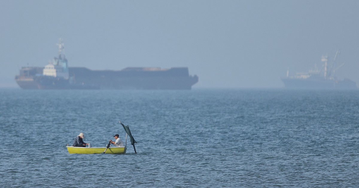The US fights to reopen the Strait of Hormuz as the UAE comes under attack in a test of Iran truce