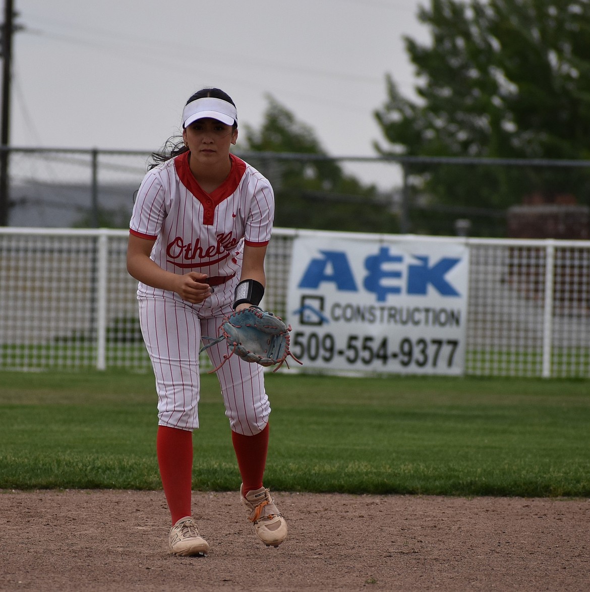 Othello’s Jena DeLeon stands ready to catch the ball on the diamond against Toppenish.