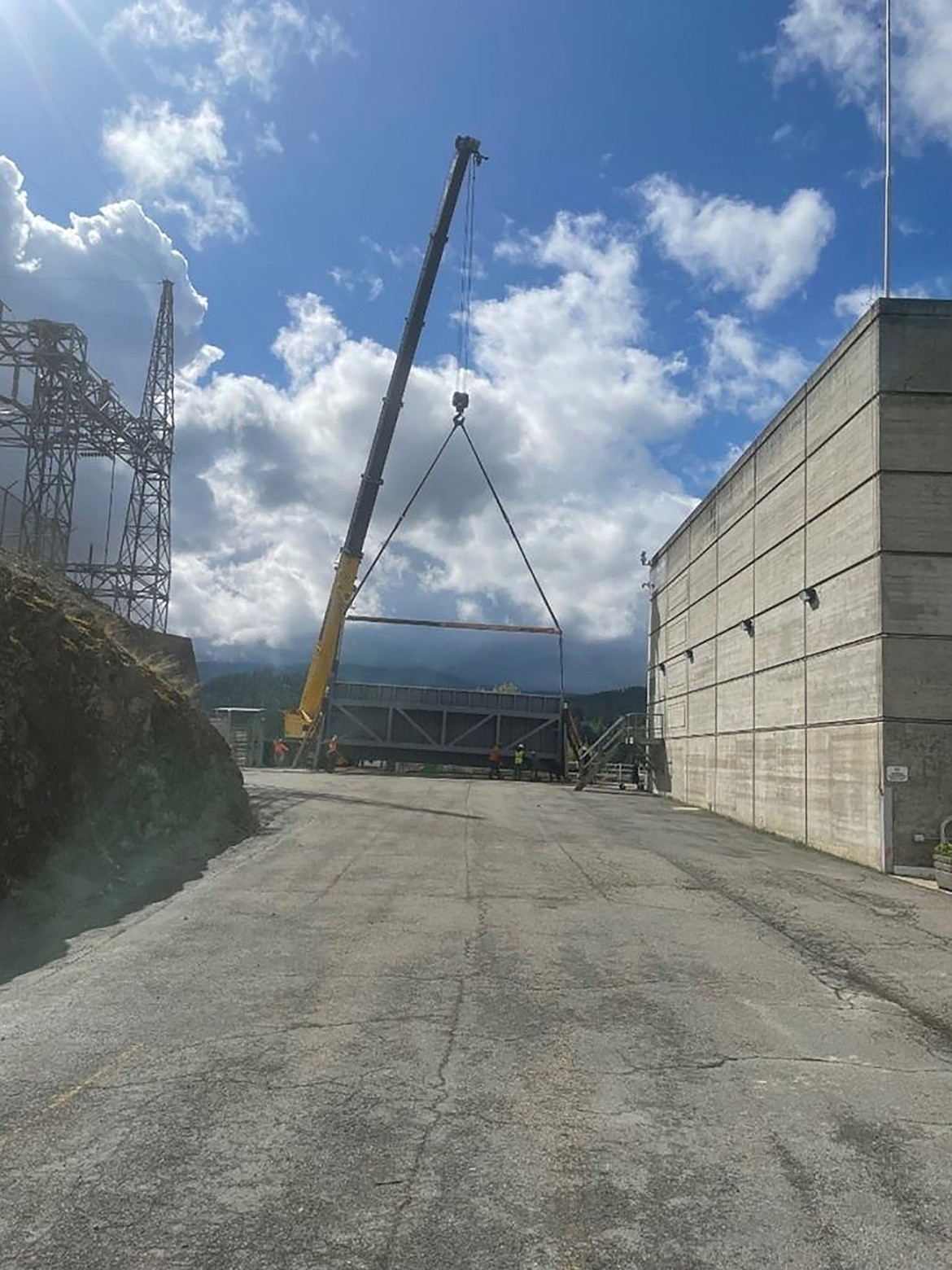 Gate 3‘s return to Albeni Falls Dam in Oldtown on May 12, 2025. The USACE team recently completed their fiber reinforced polymer installation certification course, April 8-10, 2025, to apply FRP to the gate and have it ready for service in August 2025.