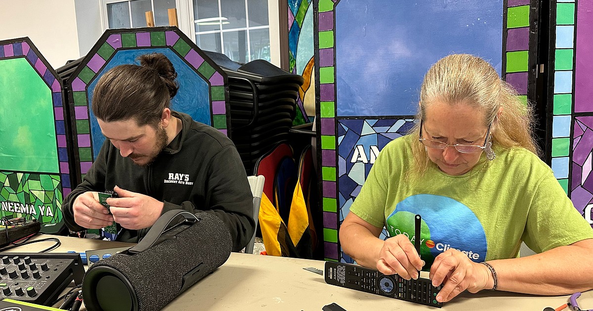 Anticonsumerist Repair Cafes urge you to fix it instead of pitch it