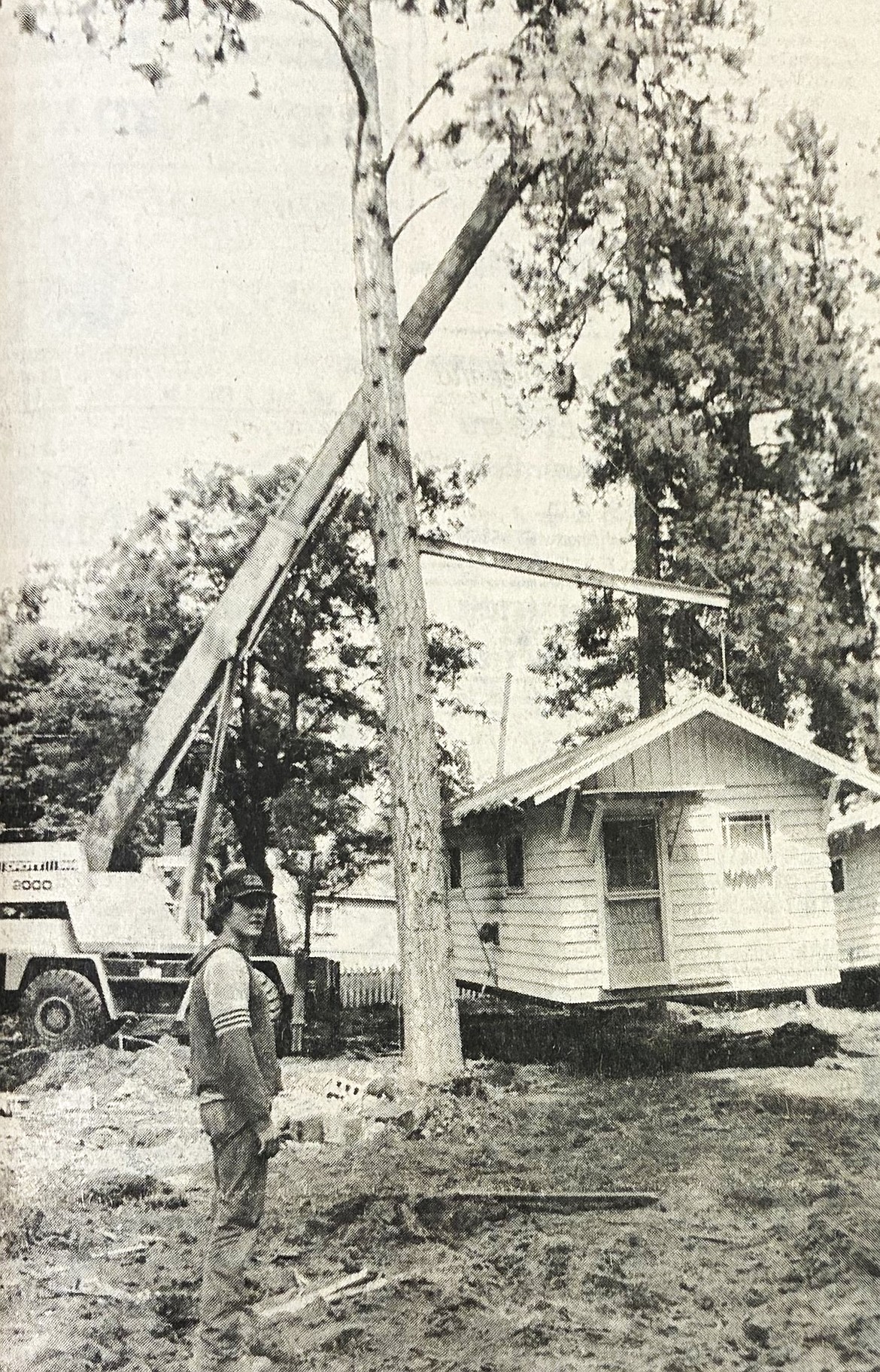 In 1981, worker Virgil Umland supervised cottage removal from Archie McGregor’s famous Lakeview Court campground.