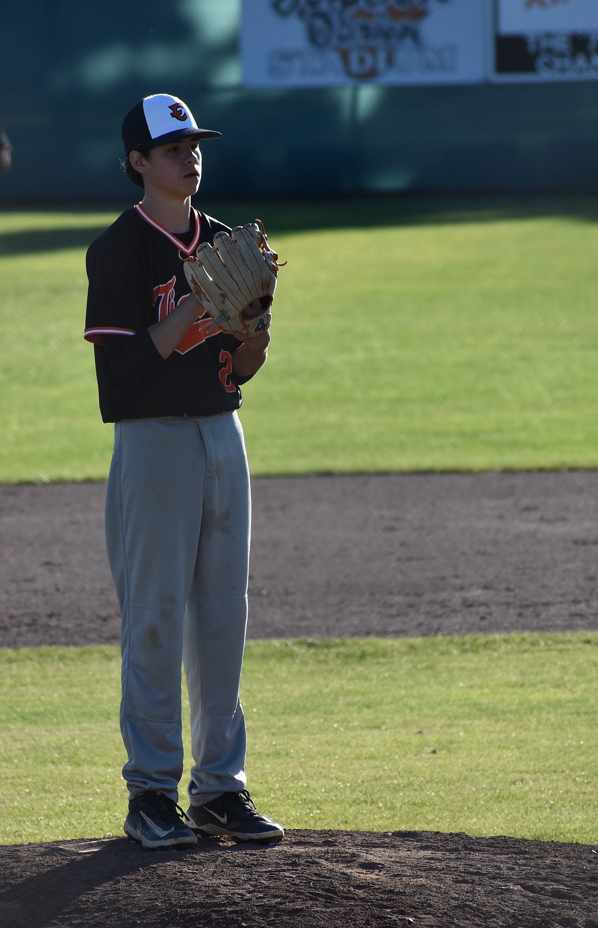 Tigers player Jaxson Uribe gets ready on the mound to begin pitching earlier in the summer season.