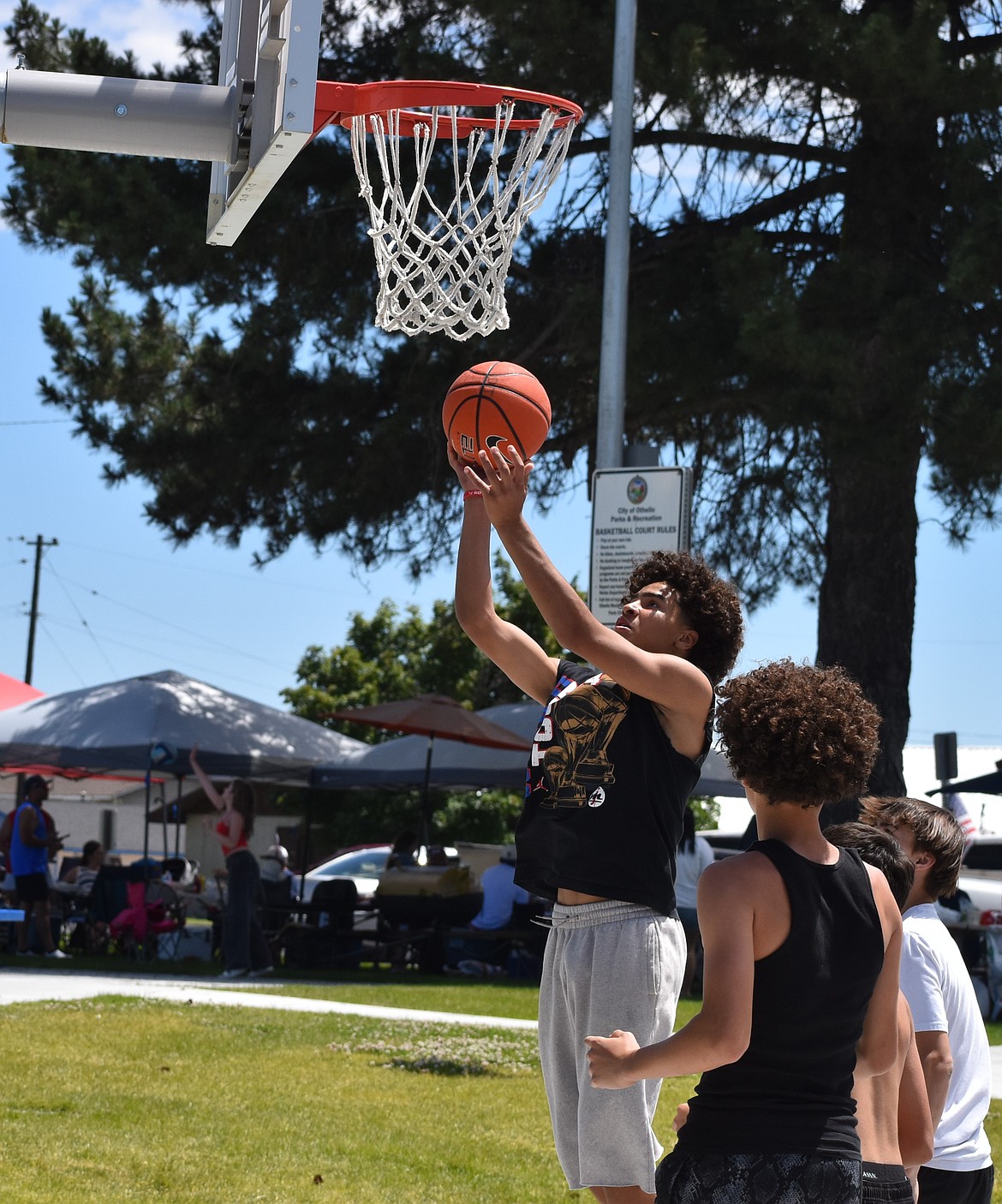 A player from the Ballerz goes in for the layup during Saturday’s 3-on-3 tourney.