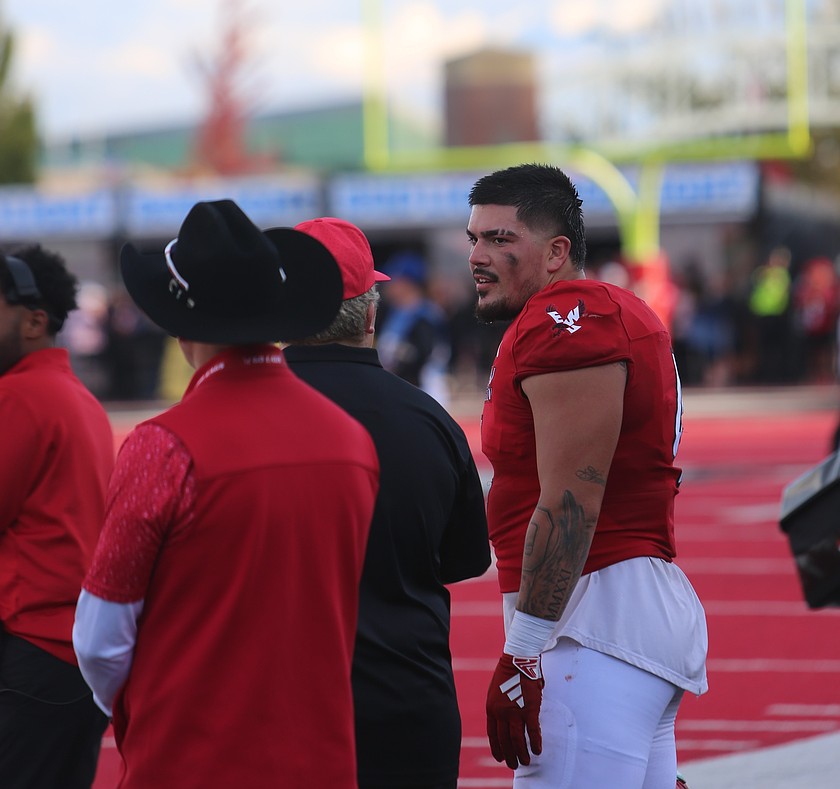 Isaiah Perez (4) talks with a coach on the sidelines during the Eastern Washington Eagles game against Portland State in 2025. Perez and teammate Jaylon Jenkins were named to Stats Performs' 2026 preseason All-American team.