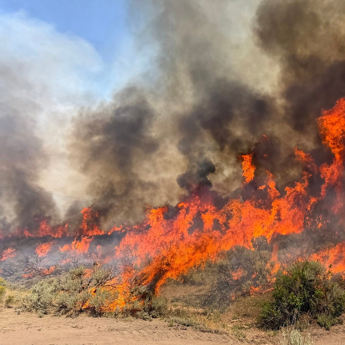 Helicopter battling a Utah wildfire crashes