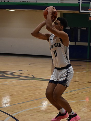 Former Vikings player Jakari Singleton prepares to take a shot at the net last season. While none of this year’s players will be present for the camp, the new coaching staff will be hosting to meet the community.