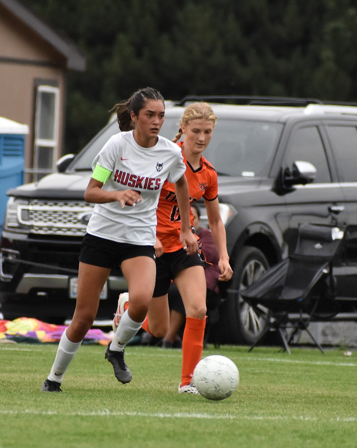 Othello’s Khloe Valdez races ahead of Ephrata’s Kaitlyn Wolther Thursday evening in Ephrata.
