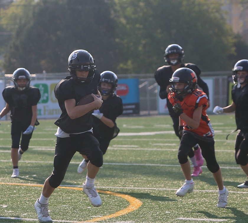 Blake Hines from the Jr Mavs rushes ahead of the opposing defense in a game last season.