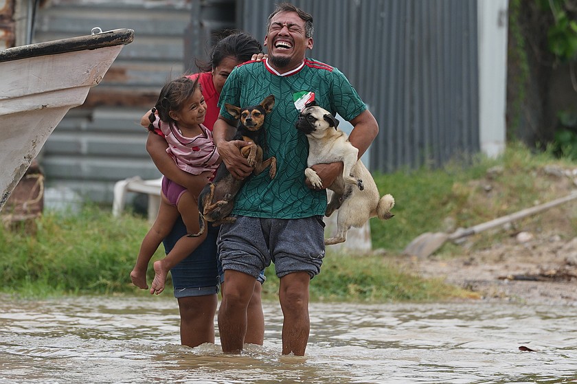 People evacuate their homes as Hurricane Polo approaches Puerto San Carlos, Baja California Sur state, Mexico, Monday, Sept. 28, 2026. (AP Photo/Eduardo Verdugo)