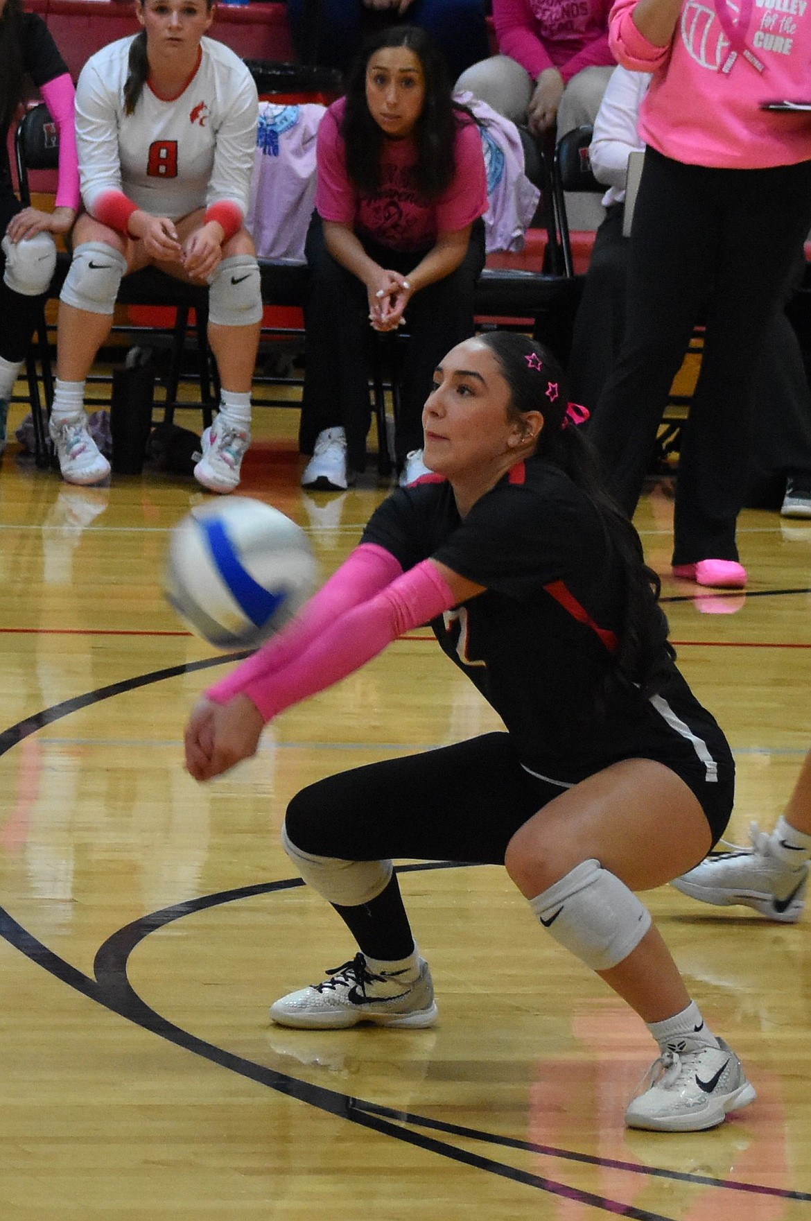 Othello sophomore Jena DeLeon responds to a serve from Selah Tuesday evening.