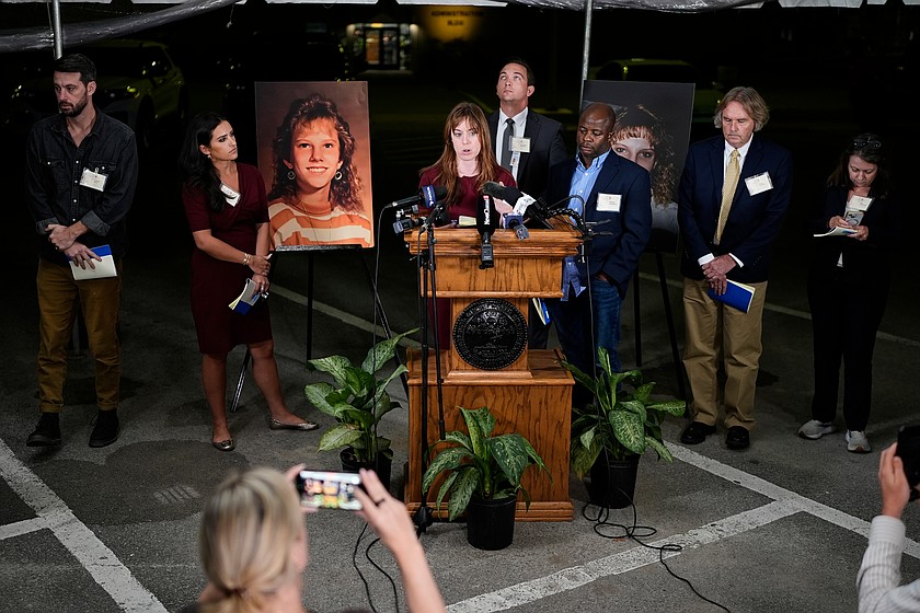Media witnesses recount the moments before the execution of Christa Pike was halted Wednesday, Sept. 30, 2026, in Nashville, Tenn. (AP Photo/George Walker IV)