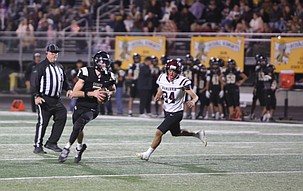 The Knights’ Grant Wardenaar (7) rolls out to his right on a pass play against the Wahluke Warriors on Friday.