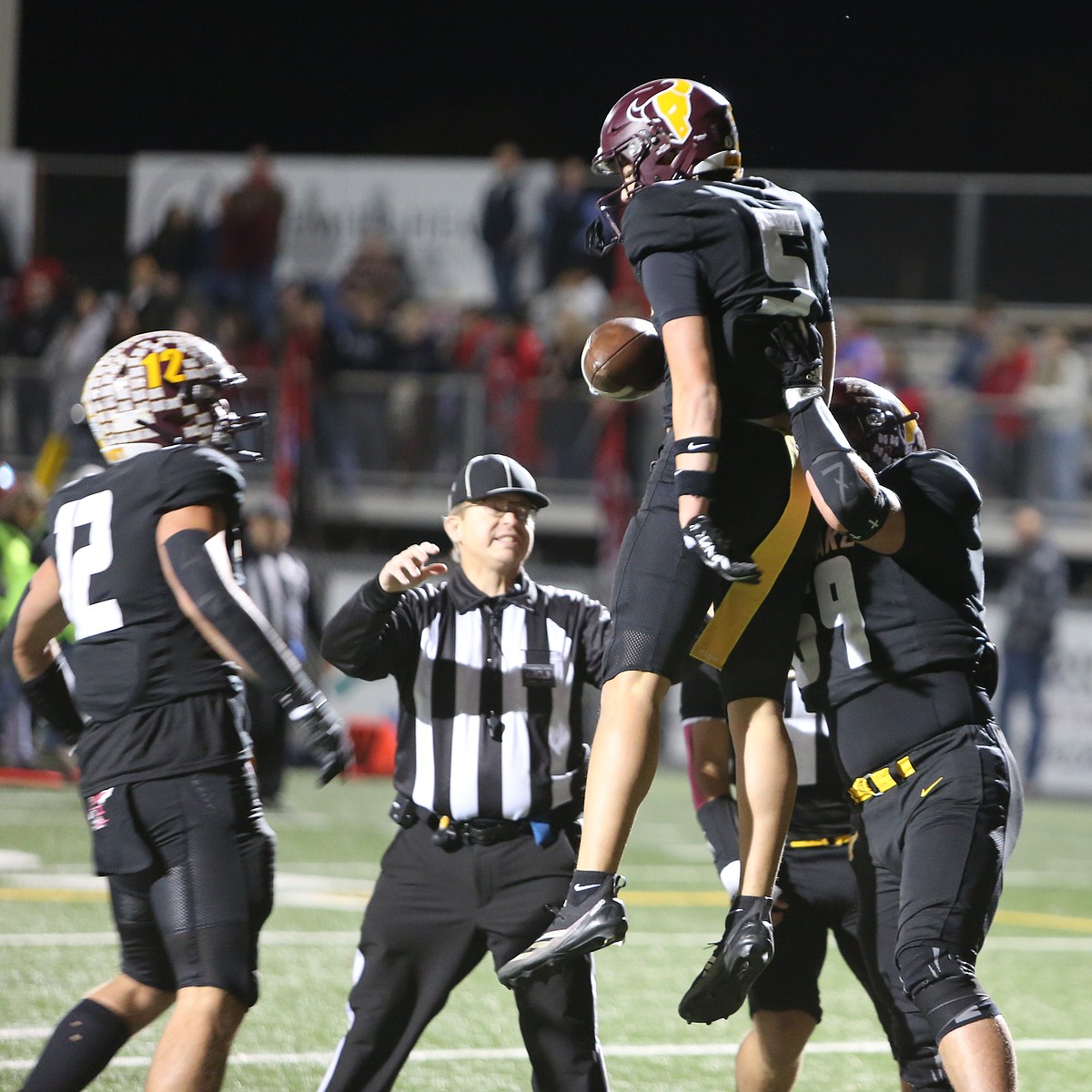Mavericks take command of Big 9 race with 40-20 win over Eastmont