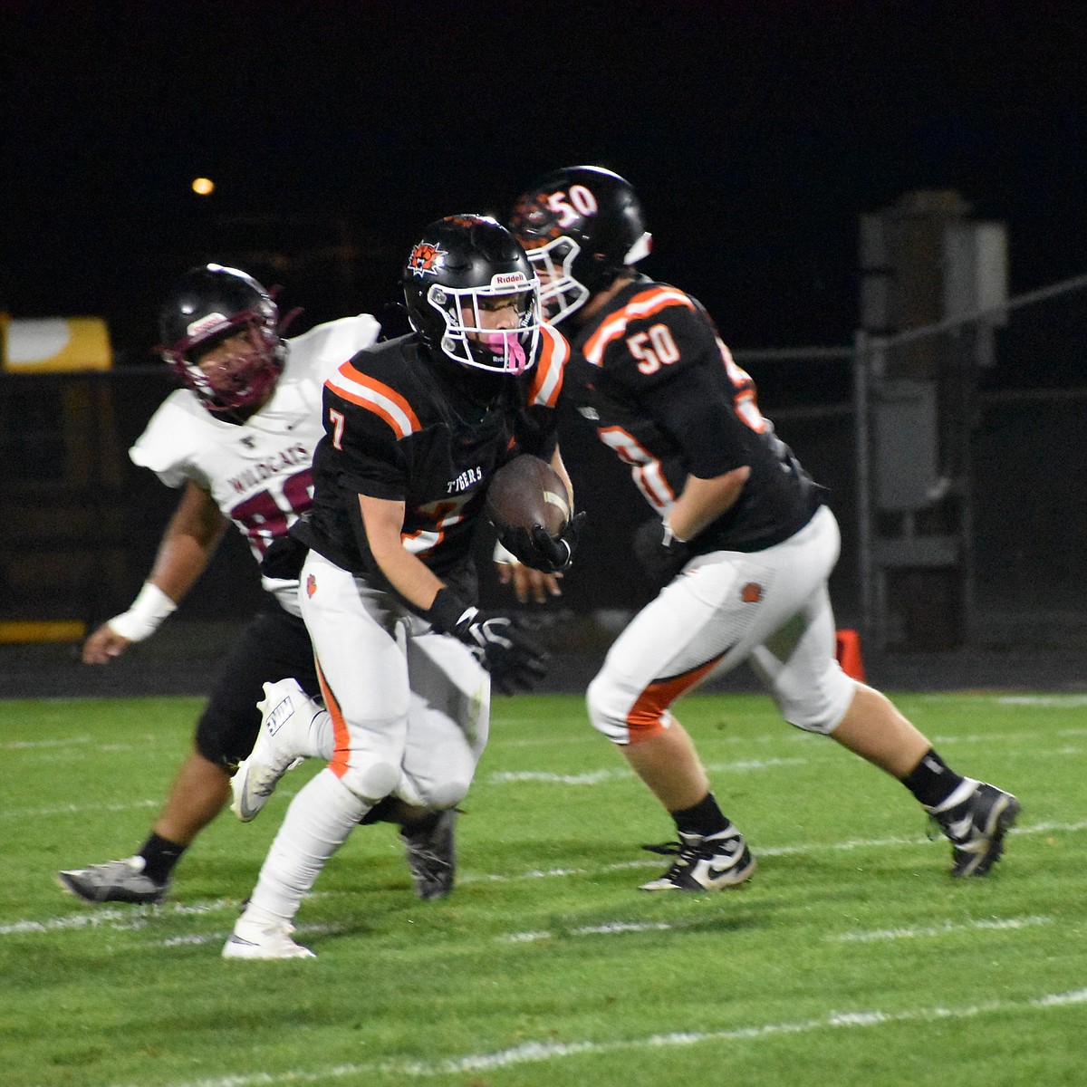 Lee’s 265-yard night powers Ephrata past Ellensburg