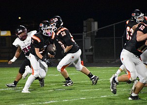 Chance Lee (7) takes the handoff against Toppenish earlier this season. Lee ran for 265 yards and three touchdowns against Ellensburg on Friday.